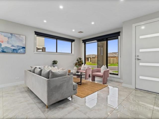 $560 Per Week | Modern 3 Bedroom Townhouse with Double Garage