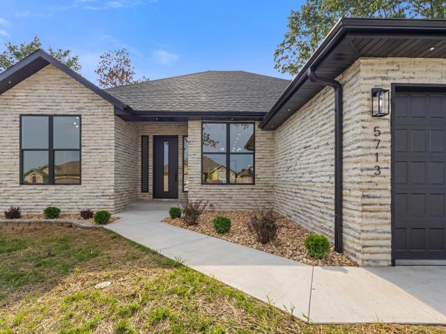 5713 S Cloverdale Lane