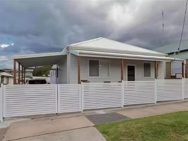 571 Glebe Rd, Adamstown House for rent Listed by Love Rentals.