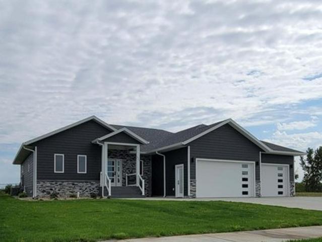 5724 Island Ct, Mitchell, SD 57301