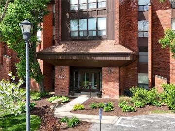 572 Coeur De Royale Dr, Unit 107, Creve Coeur, MO 63141 | MLS #26013
