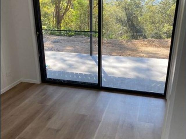 $575 p/w. Private self contained downstairs 2 bed unit