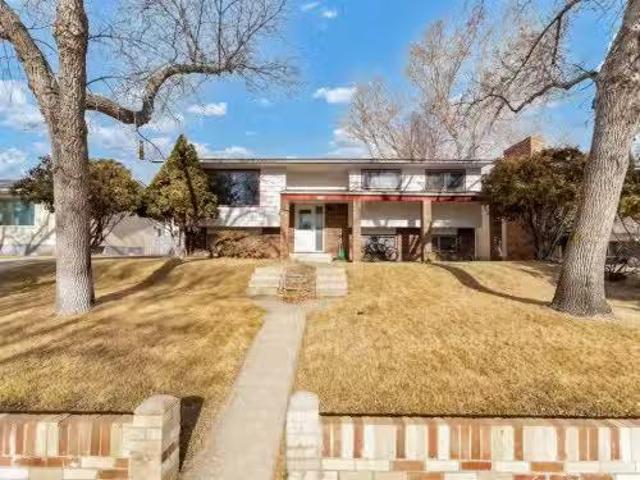 578 20 Street Ne, Medicine Hat, AB, T1C 1H2 house for sale.