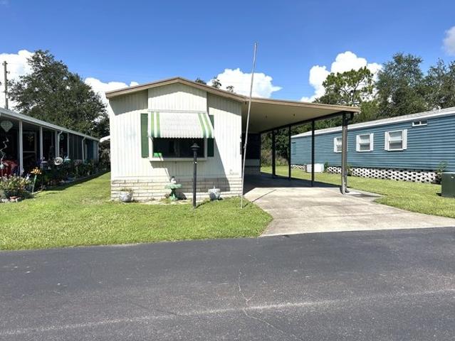 5825 Windtree Dr, Zephyrhills, FL 33541