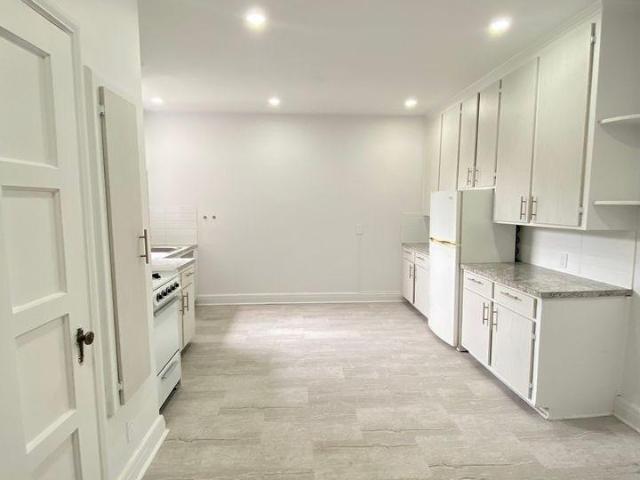 5821 CHEMIN COTE ST LUC 5825 18 Apartment for Rent