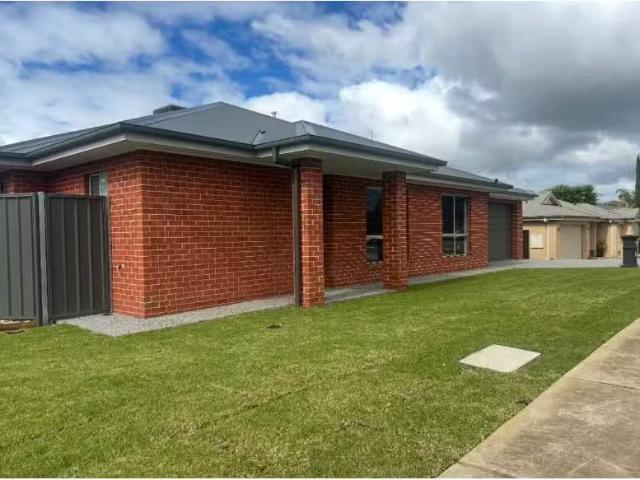 582 Nagle Road, Springdale Heights House for rent Listed by E.