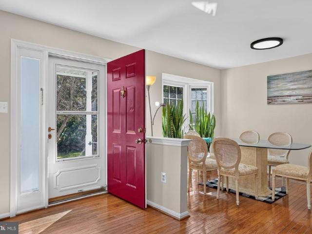5851 Waterdale