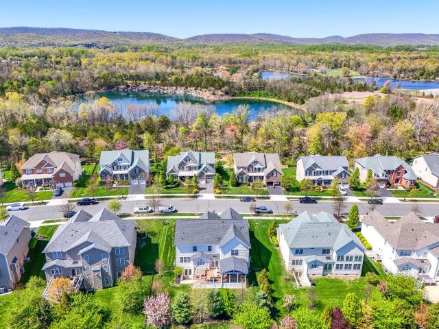 5853 Waterloo Bridge Circle