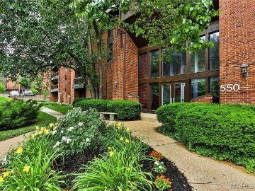 585 Coeur De Royale Dr, Unit 201, Creve Coeur, MO 63141 | MLS #26000