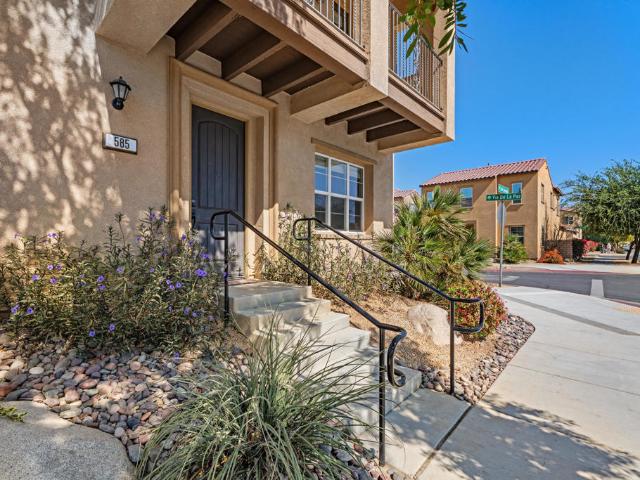 585 Via De La Paz