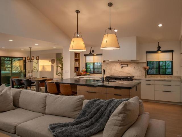 5876 Highplace Dr