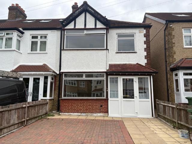 58 Matlock Cresent Cheam 3 bed end of terrace house to rent £2,400 pcm £554 pw
