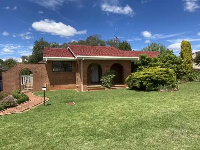 58 Phillip Street, MOLONG House for rent Listed by Property M.