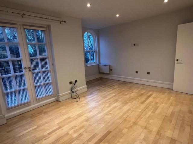 58 Station Road, Loughton 2 bed flat to rent £1,950 pcm £450 pw