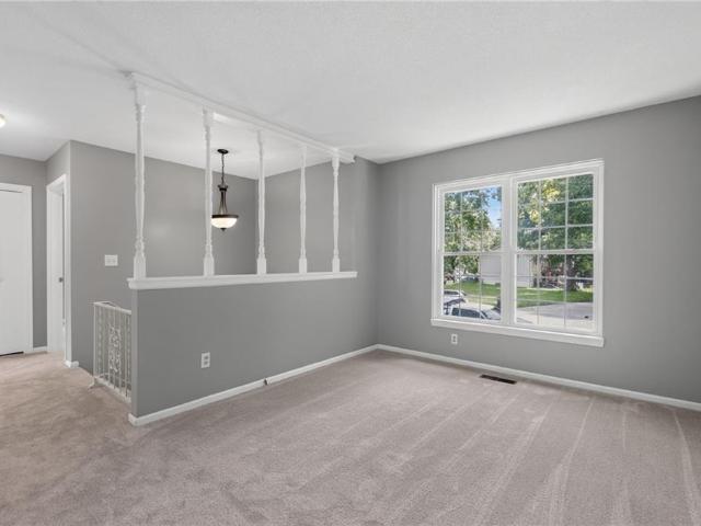 5924 NW Creekview Drive
