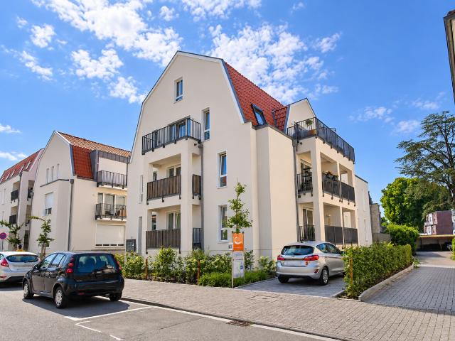 5999 Höchst attraktive Obergeschosswohnung mit zwei Balkonen, EBK und Tiefgaragenstellpatz!