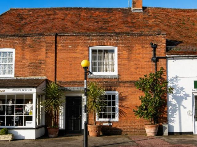 59 High Street, Woking GU24 2 bed cottage to rent £1,850 pcm £427 pw