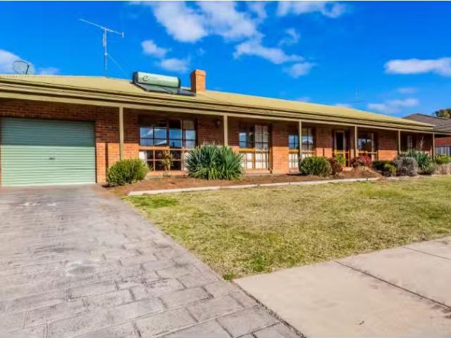 59 Lawson Drive, Moama House for rent Listed by Debbie Angove.