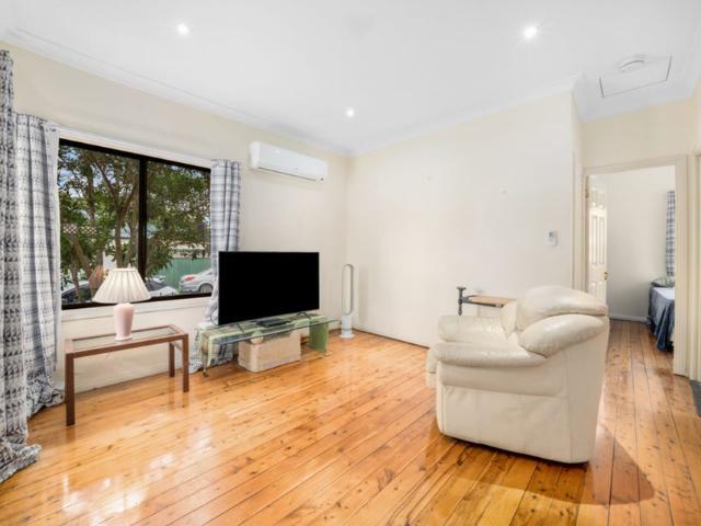 5 minute walk to trains and Queen street shop. Light filled 3 Bed Home