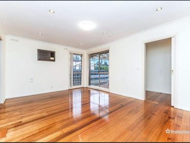 5 MINUTES WALK FROM CRAIGIEBURN PLAZA!