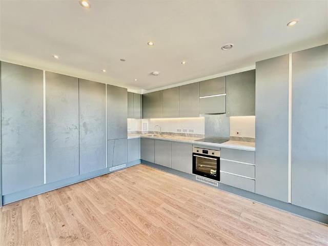 5 New Road, Feltham TW14 2 bed apartment to rent £1,850 pcm £427 pw