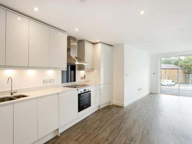 5 Acre Passage Windsor SL4 1 bed flat to rent £1,395 pcm £322 pw