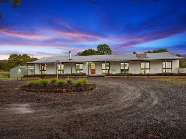 5 Acres of Country Charm, Modern Comfort & A Morning Walk for Coffee