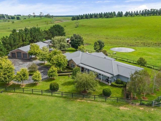 OPEN TO OFFERS 5 Acres North Facing,Spacious 5 Bedroom Home Plus Separate 3 Bedroom Cottage