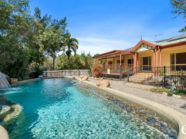 5 ACRES, FAMILY HOME + POOL, IDEAL FOR HORSES!