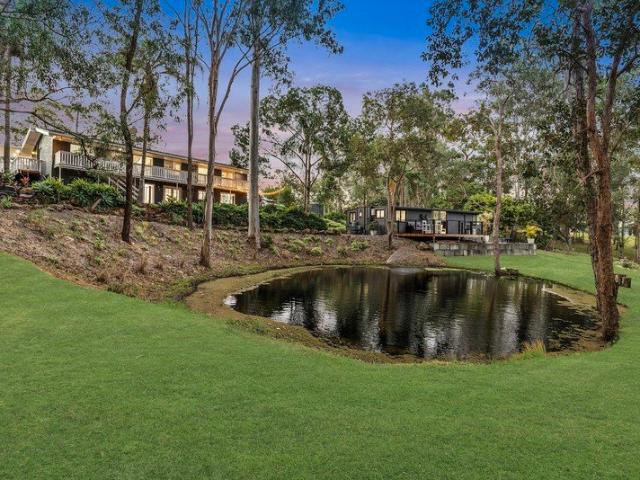 5 Acres | 10 Minutes to the M1 | 3 Separate Self Contained Living Zones