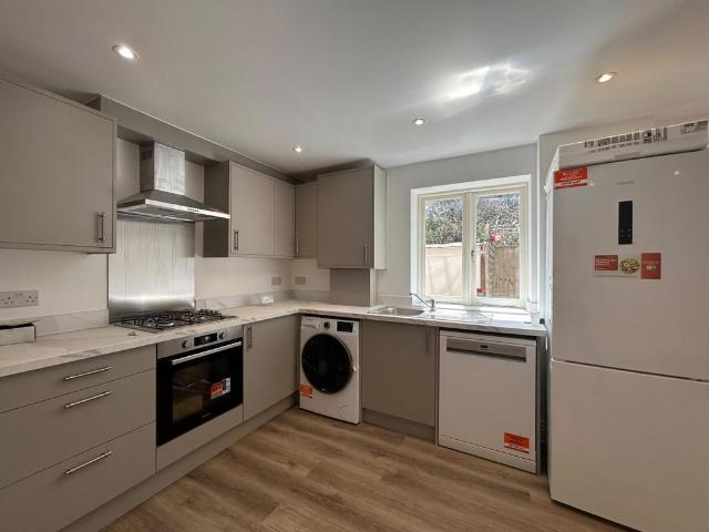 5 Barge Drive, SOUTHALL UB2 3 bed flat to rent £2,400 pcm £554 pw