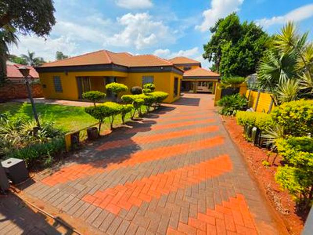 5 bed, 4 bath freestanding house