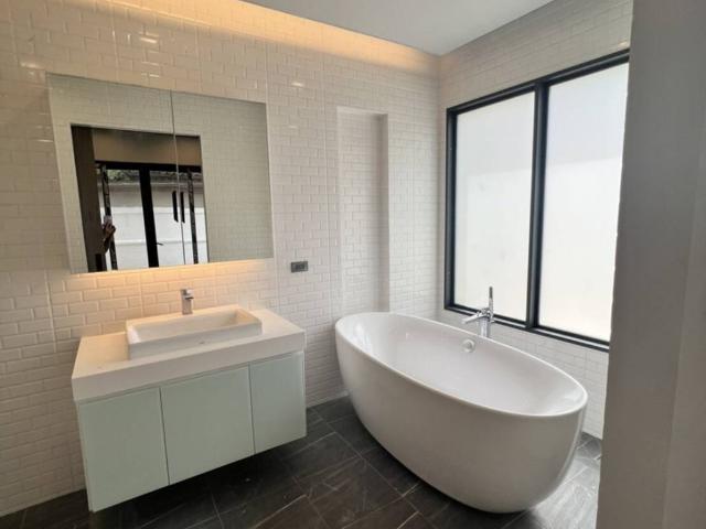 5 Bed 6 Bath House For Sale