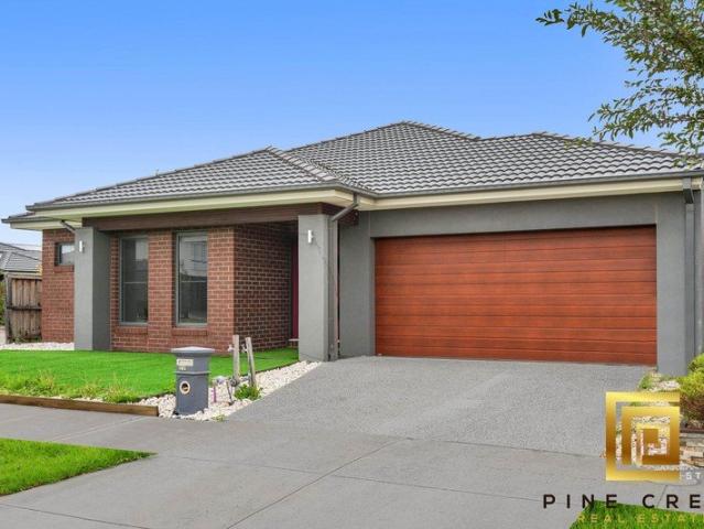 5 bed, 3 bath, 2 Livings in Westbrook !