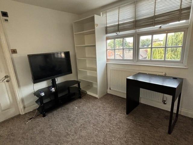 5 Bed Terraced House, Hazeldene Road, IG3