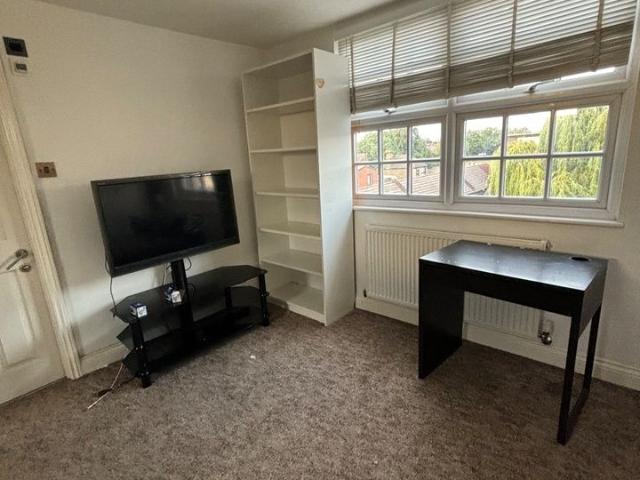 5 Bed Terraced House, Hazeldene Road, IG3
