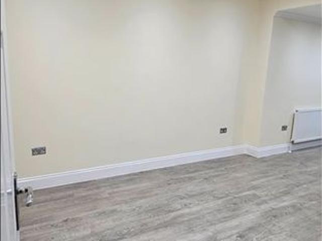 5 Bed Terraced House, Horns Road, IG6