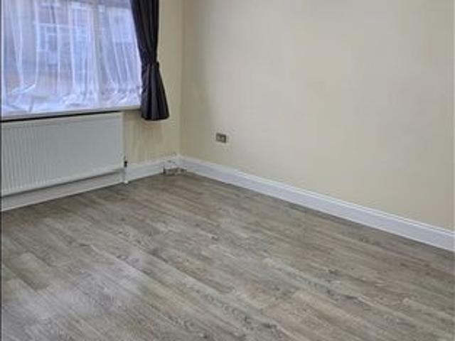 5 Bed Terraced House, Horns Road, IG6