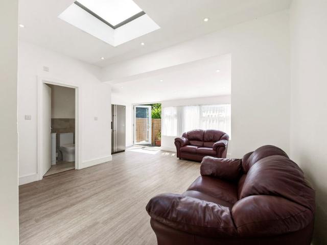 5 Bed Terraced House, Melbourne Avenue, N13