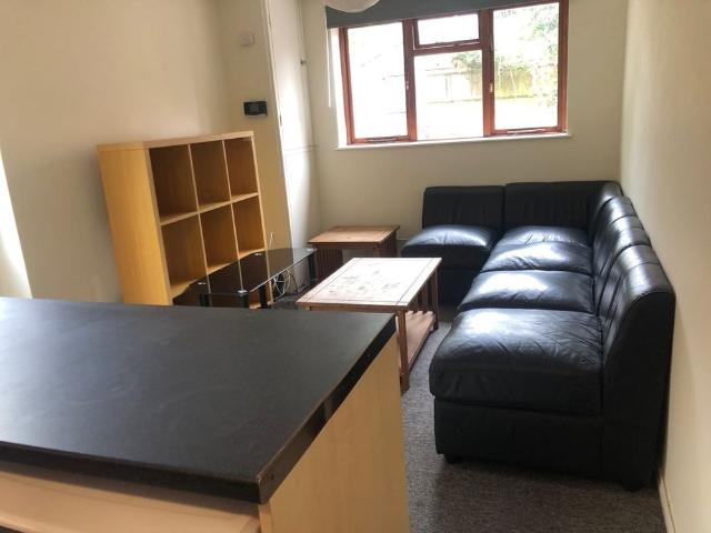 5 Bed Terraced House, Milton Road, SO15