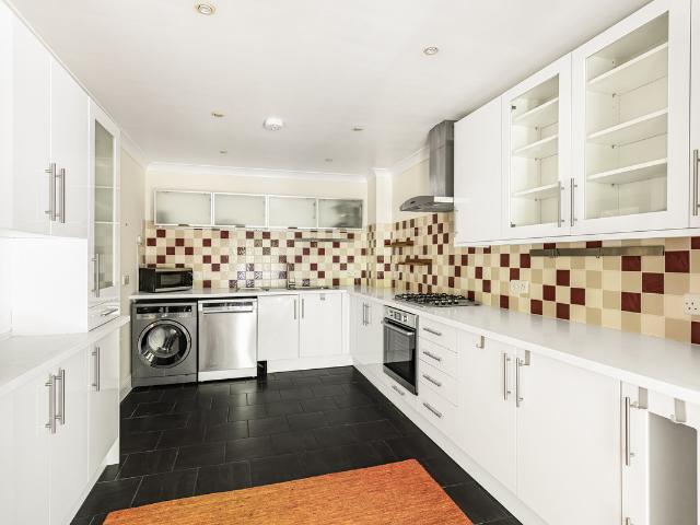 5 bed Town House To Let