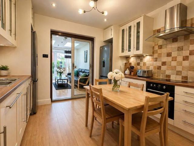5 Bed Aldershot Road 5 bed semi detached house to rent £3,500 pcm £808 pw