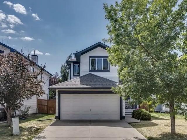 5 Bed + Den Family Home | Pet Friendly | Large Fully Fenced Yard — 5 Bedrooms+ Den House