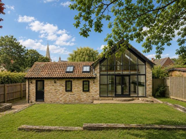 5 bed Detached House To Let