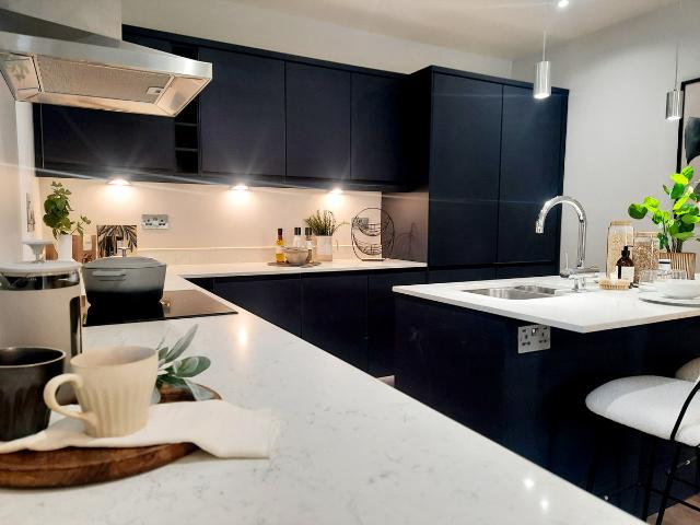 5 bed Detached House To Let