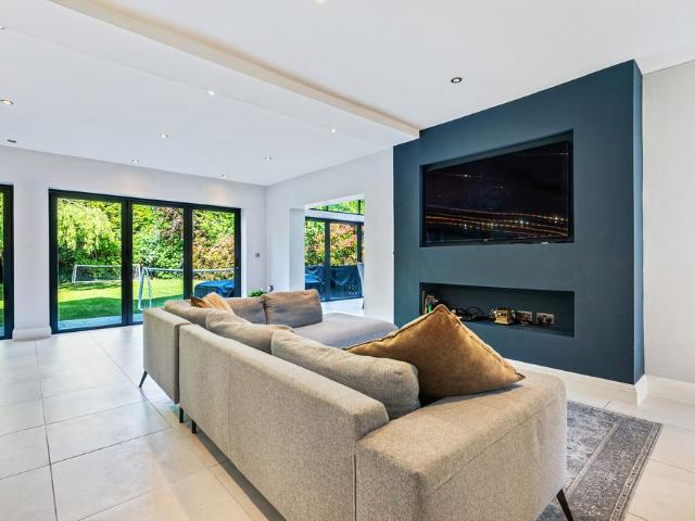 5 bed Detached House To Let