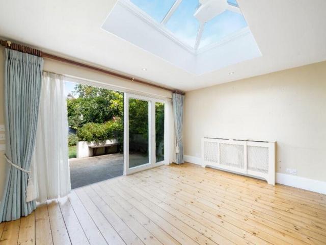 5 bed Detached House To Let