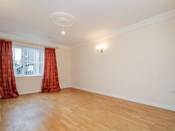 5 bed Detached House To Let