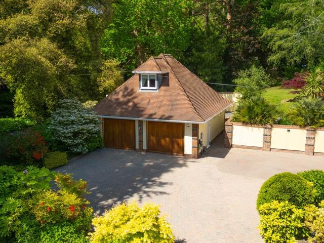 5 bed detached house to rent in Mornish Road,, BH13
