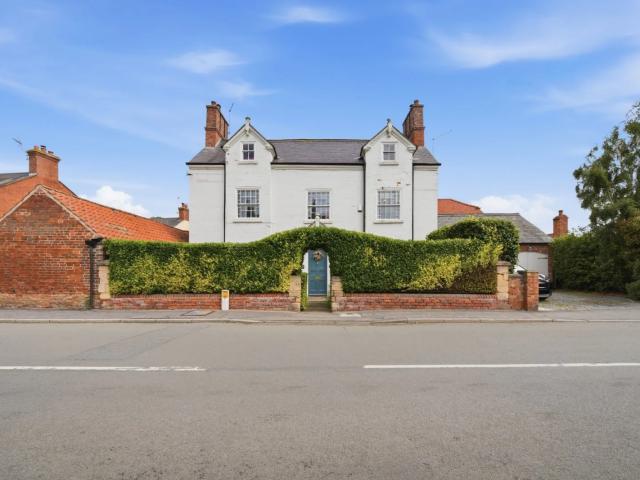 5 bed detached house to rent in High Street, Bottesford, Nottingham, Leicestershire, NG13 £2,950 per month
